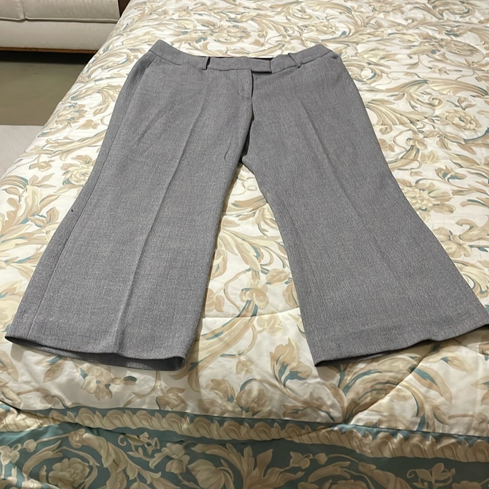 Pre-owned woman dress Capri pants